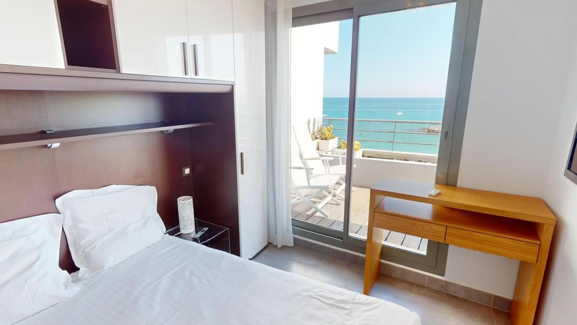 Magnifique 3P Face Mer Avec Terrasse De 46M² Et Parking Prive - Fr-1-196-250 Menton